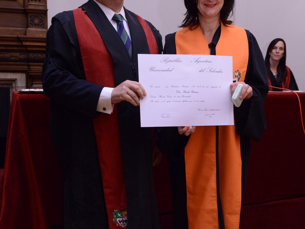 Die Ehrendoktorin mit dem Rektor der Universidad del Salvador Carlos Ignacio Salvadores de Arzuaga