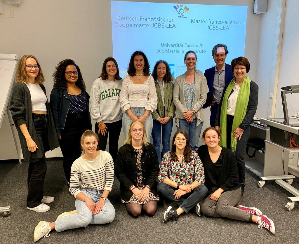 Das Foto zeigt Dr. Catherine Tessier, Constanze Ruesga Rath, Professor Christoph Barmeyer und deutsche und franz&ouml;sische Studierende des Masterstudiengangs.