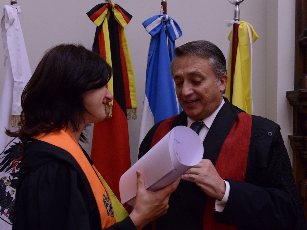 Die Ehrendoktorin mit dem Rektor der Universidad del Salvador Carlos Ignacio Salvadores de Arzuaga