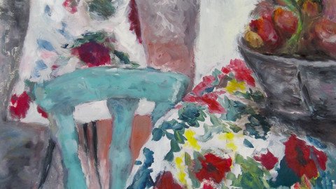 Ausschnitt eines Bildes: blauer Stuhl an einem Tisch