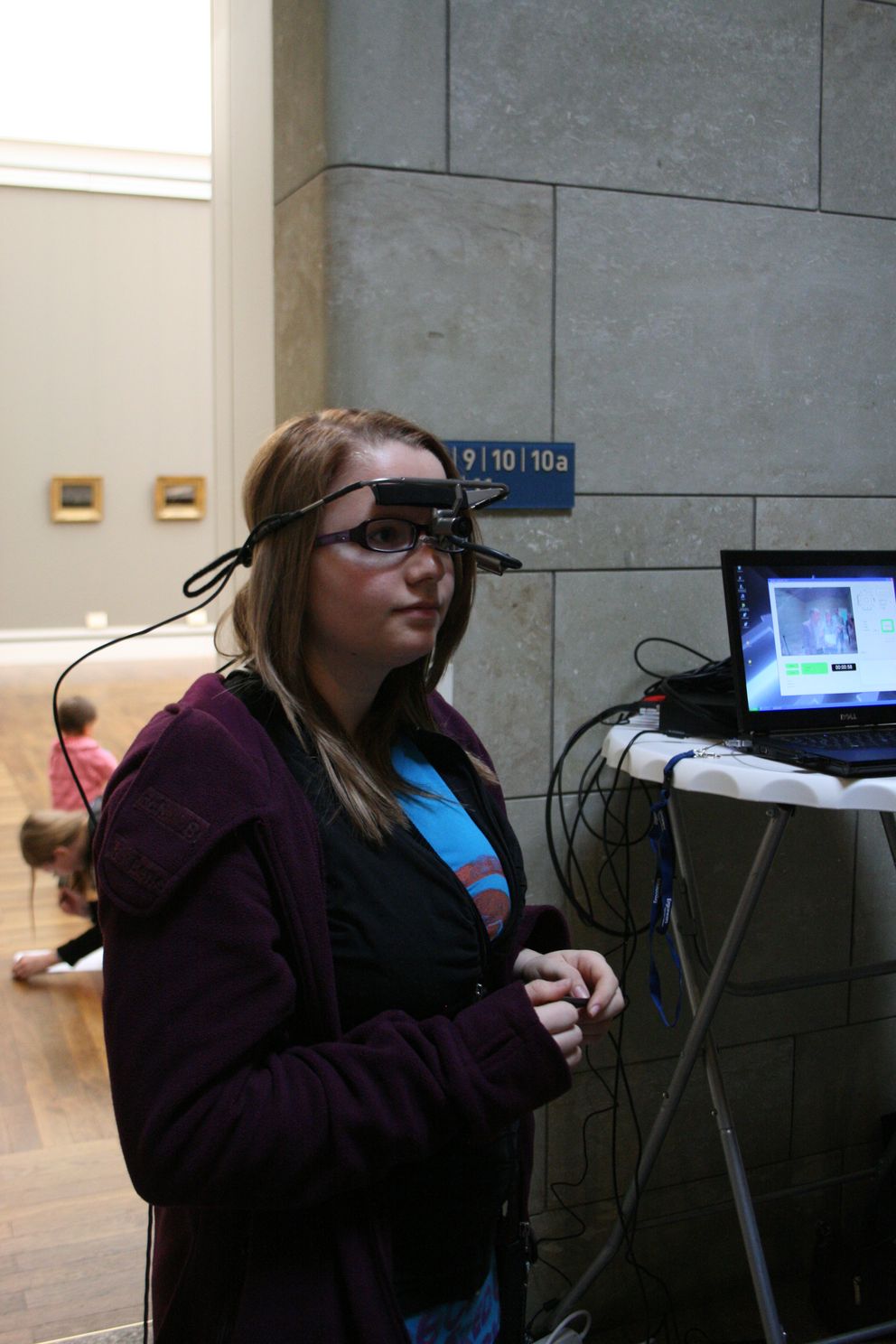 Schülerin während des Eye-Tracking-Verfahrens in der Neuen Pinakothek München