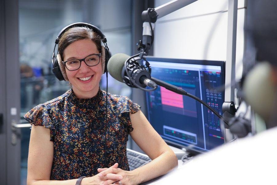 Spricht in der ersten Folge &uuml;ber Klimawandel-Kommunikation: Prof. Dr. Hannah Schmid-Petri, Inhaberin des Lehrstuhls f&uuml;r Wissenschaftskommunikation an der Universit&auml;t Passau. Bild: Uli Schwarz/Universit&auml;t Passau