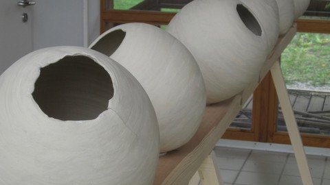 wei&szlig;e Kugeln mit L&ouml;chern