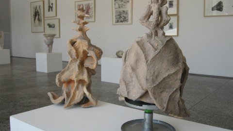 Zwei Skulpturen in Beige