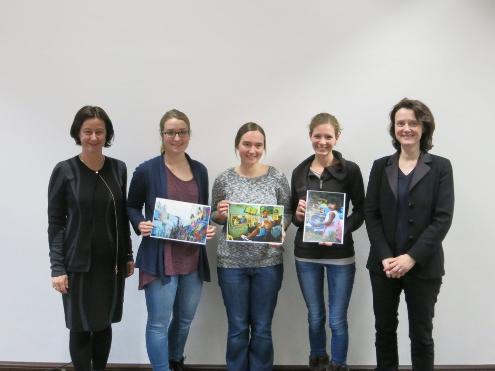 Die Gewinnerinnen des Fotowettbewerbs mit Frau Prof. Dr. U. Reutner und Frau Prof. Dr. S. Hartwig