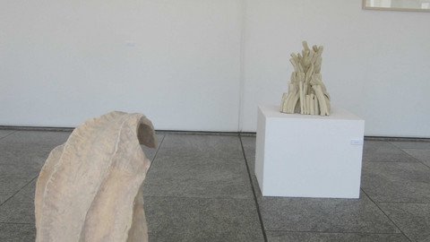 Skulpturen im Ausstellungsraum