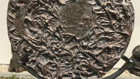 Metallscheibe auf einem Fu&szlig;