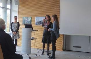 Die Verleihung des ersten Preises des Fotowettbewerbs an Frau Marie-Claire Pfeiffer.