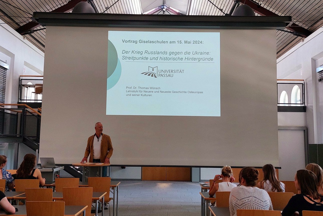 Prof. Dr. Thomas W&uuml;nsch mit Sch&uuml;ler in ISA