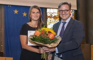 Sofina Dembruk und Roland Ißler Das Bild zeigt die Preisträgerin (Dembruk) und den Laudator (Issler).