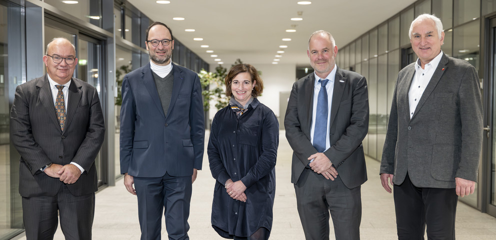 v. l. n. r.: Prof. Dr. Klaus Beckmann, Vorsitzender des Universitätsrats, mit Prof. Dr. Harald Kosch, Prof. Dr. Bettina Noltenius, Prof. Dr. Maximilian Sailer und Präsident Prof. Dr. Ulrich Bartosch; Foto: Universität Passau