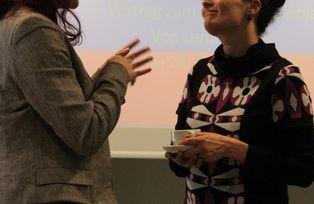 Frau Professorin Dr. Ueckmann im Gespräch mit Frau María Victoría Gómez González Frau Professorin Dr. Ueckmann im Gespräch mit Frau María Victoría Gómez González