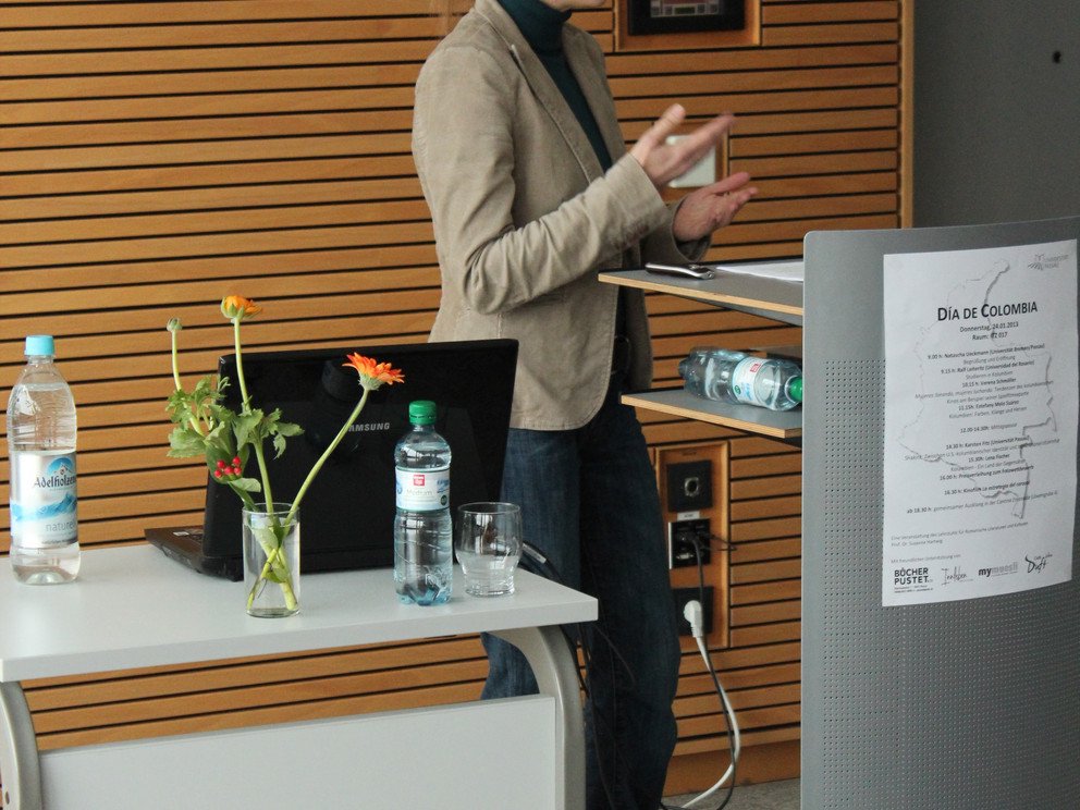Dr. Verena Schm&ouml;ller beim Vortrag &uuml;ber das kolumbianische Kino