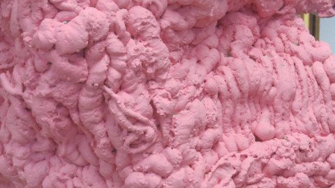 Skulptur aus Bauschaum in Pink