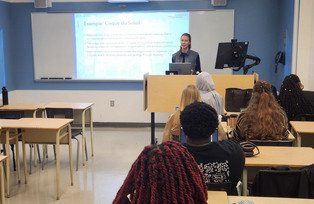 Elisabeth Huber presentin in a master's course