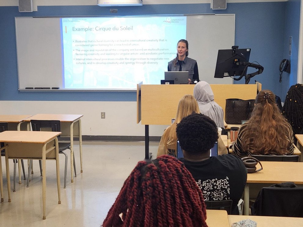 Elisabeth Huber presentin in a master's course