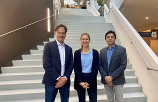 Prof. Dr. Christoph Barmeyer and Elisabeth Huber with Prof. Dr. Franck Barès in front of stair at HEC Montréal
