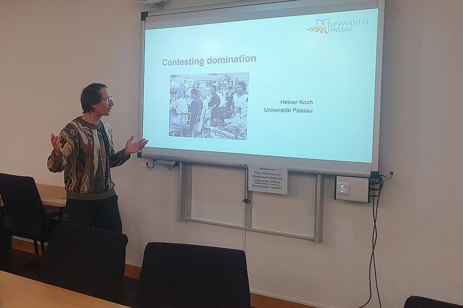 [Translate to Englisch:] Dr. Koch beim Vortrag