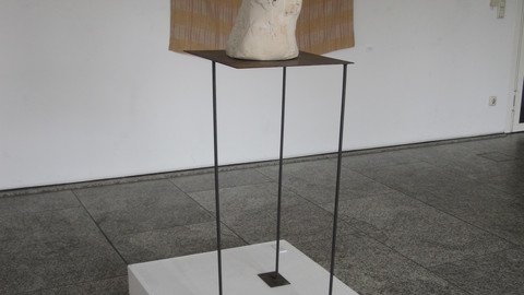 Skulptur auf einem Tisch