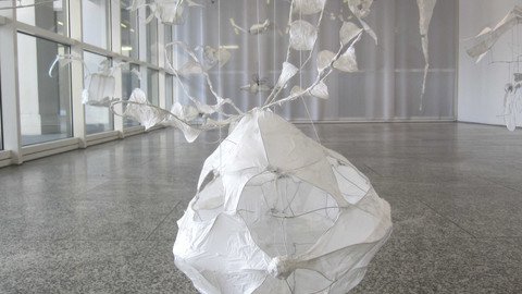 Runder Flugk&ouml;rper aus Draht und Papier