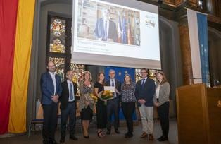 Rednerinnen und Redner mit dem Botschafter Das Bild zeigt die Protagonisten des Abends mit dem Botschafter.