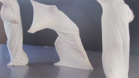 Foto Menschen unter Stoff