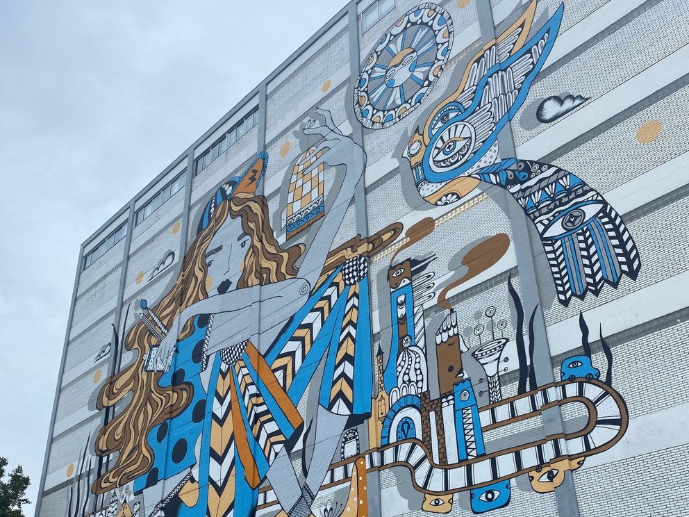 Abstrakte Kunst auf einer Hausfassade