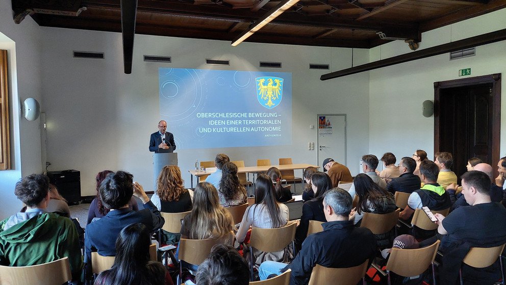 Dr. habil. Jerzy Gorzelik vor Publikum bei seinem Vortrag zum Themenbereich „Oberschlesische Bewegungen“, Foto: Universität Passau Dr. habil. Jerzy Gorzelik vor Publikum bei seinem Vortrag zum Themenbereich „Oberschlesische Bewegungen“, Foto: Universität Passau