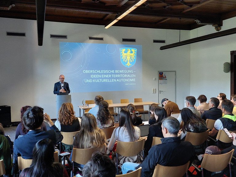 Dr. habil. Jerzy Gorzelik vor Publikum bei seinem Vortrag zum Themenbereich &bdquo;Oberschlesische Bewegungen&ldquo;, Foto: Universit&auml;t Passau