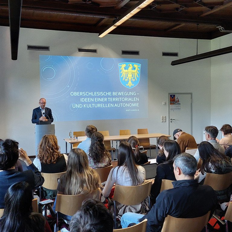 Dr. habil. Jerzy Gorzelik vor Publikum bei seinem Vortrag zum Themenbereich &bdquo;Oberschlesische Bewegungen&ldquo;, Foto: Universit&auml;t Passau
