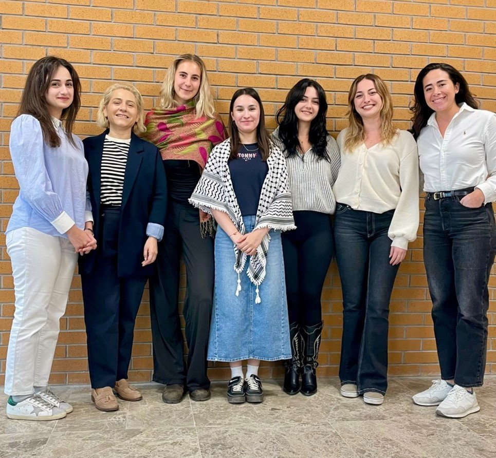 [Translate to Englisch:] Tuzienka Chenet Ugarte und Studierende des Doppelmasterstudiengangs