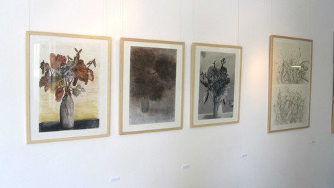 Gerahmte Bilder an der Wand