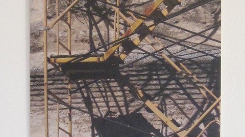 drei Fotografien einer gelben Treppe