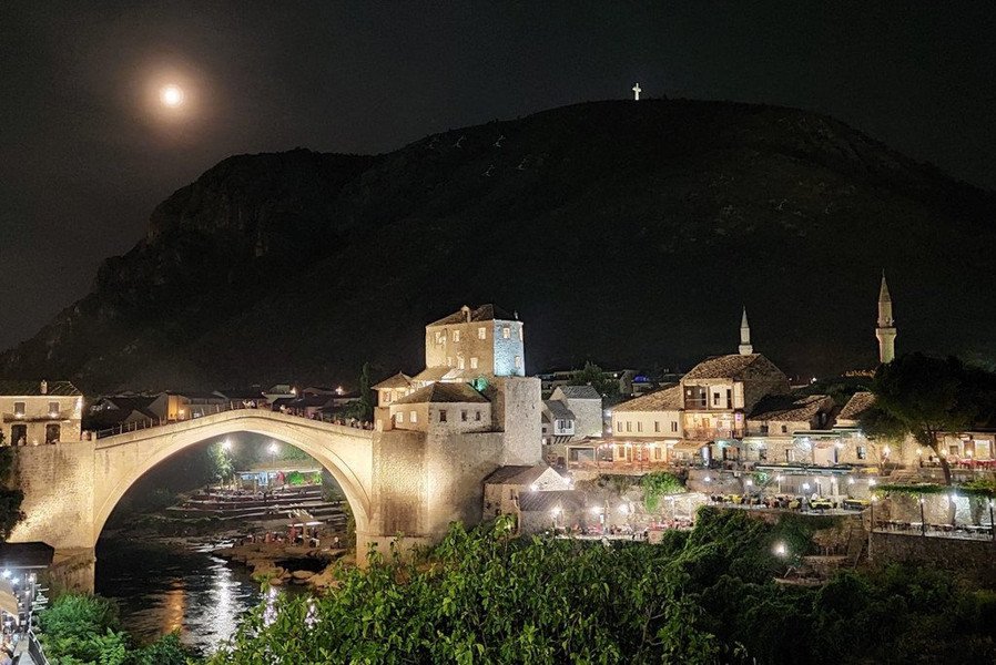 Alte Br&uuml;cke Mostar bei Nacht in Bosnien und Herzegowina, Foto: Universit&auml;t Passau/ Danny Jurjević.