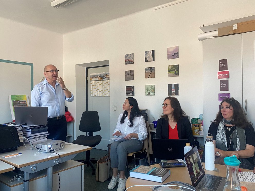 Professor Jaime Bonache and participants of the doctoral colloquium 
