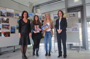 Frau Prof. Dr. Ursula Reutner, Frau Marie-Claire Pfeiffer, Frau Teresa Lang, Frau Prof. Dr. Hartwig nach der Preisverleihung zum Fotowettbewerb