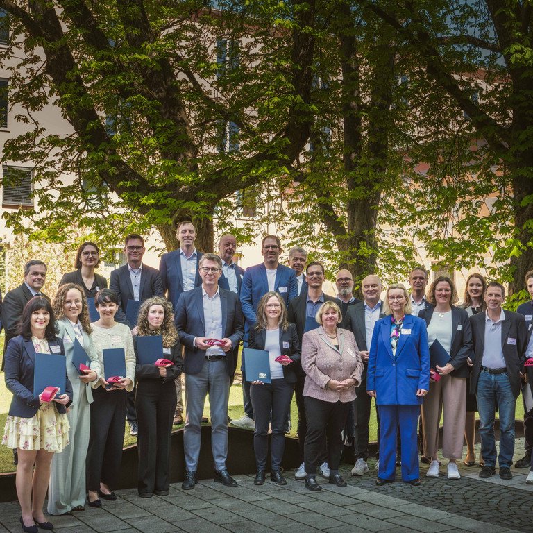 Gruppenbild vom Tag der guten Lehre mit Stefanie Chabert (2.v.l.) und Victoria Riess (rechts neben Staatsminister Markus Blume); Foto: Axel K&ouml;nig/StMWK