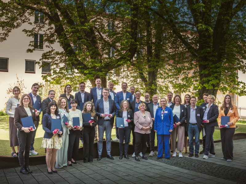Gruppenbild vom Tag der guten Lehre mit Stefanie Chabert (2.v.l.) und Victoria Riess (rechts neben Staatsminister Markus Blume); Foto: Axel K&ouml;nig/StMWK