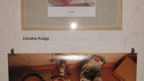 zwei Fotografien &uuml;bereinander h&auml;ngend