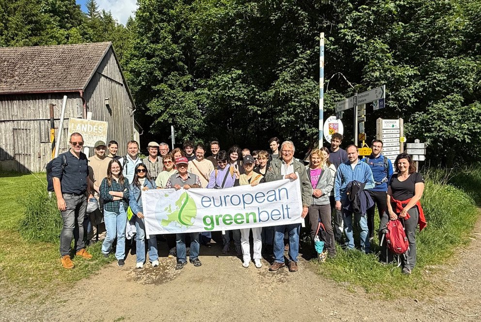 Sammelten bleibende Eindr&uuml;cke zwischen historischer Kulturlandschaft und Biodiversit&auml;t: Die Teilnehmenden der Exkursionsgruppe, u. a. begleitet von Prof. Dr. Hubert Weiger, Mitbegr&uuml;nder und Ehrenvorsitzender des BUND Deutschland (vorne rechts, mit Transparent). Foto: Universit&auml;t Passau