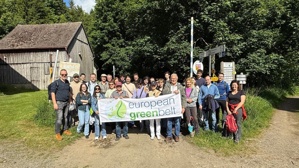 Sammelten bleibende Eindr&uuml;cke zwischen historischer Kulturlandschaft und Biodiversit&auml;t: Die Teilnehmenden der Exkursionsgruppe, u. a. begleitet von Prof. Dr. Hubert Weiger, Mitbegr&uuml;nder und Ehrenvorsitzender des BUND Deutschland (vorne rechts, mit Transparent). Foto: Universit&auml;t Passau