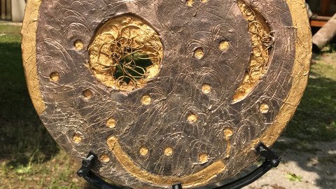 Metallscheibe auf einem Fu&szlig;