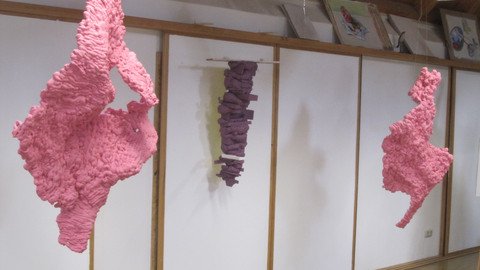 Skulpturen aus Bauschaum in Pink