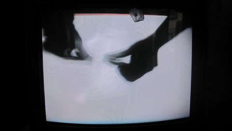 Schatten von H&auml;nden auf einer wei&szlig;en Oberfl&auml;che