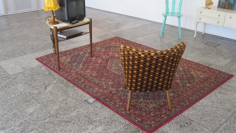 Teppich, Fernseher und Sessel