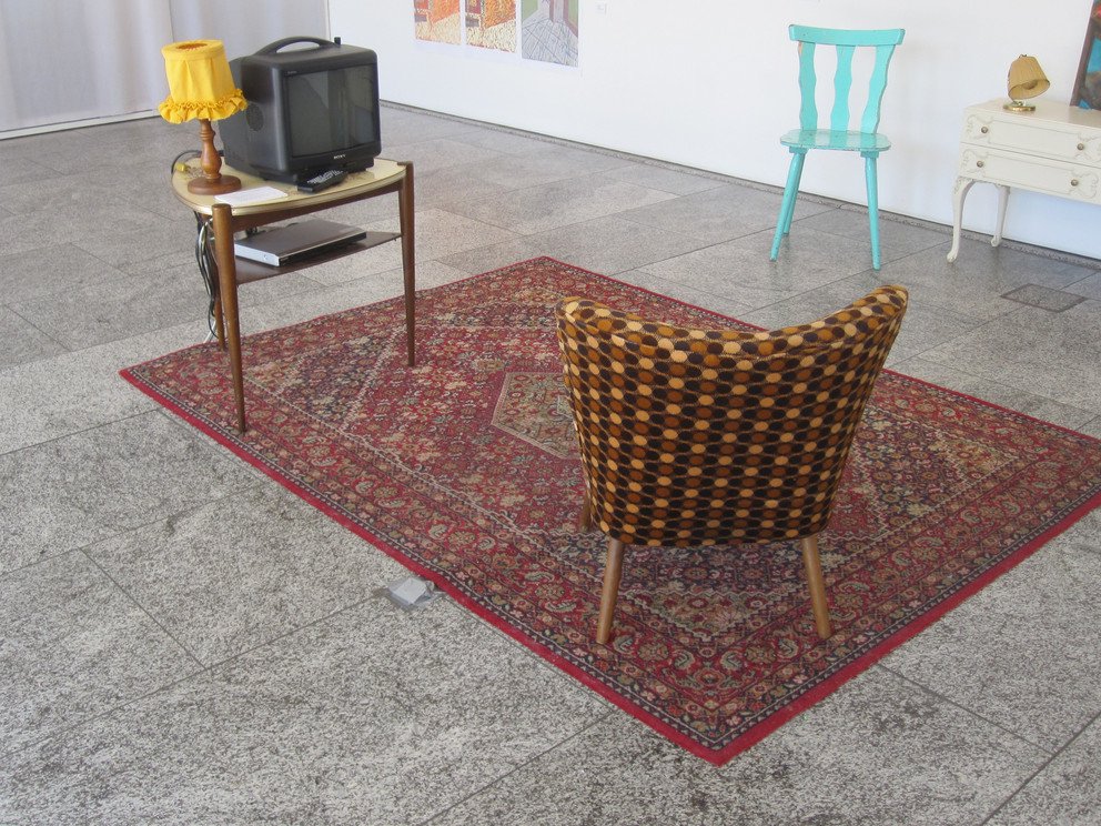 Teppich, Fernseher und Sessel