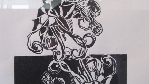 Kunstelement aus schwarzer Pappe geschnitten