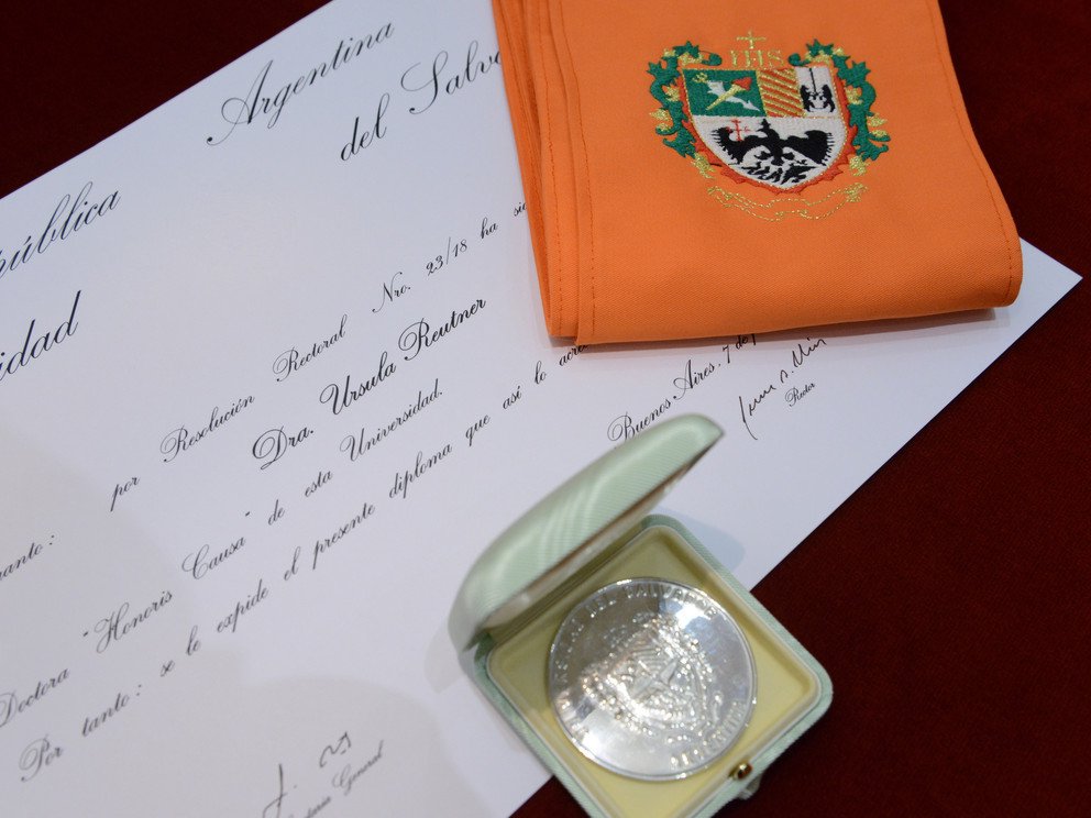 Insignien und Diplom zum Ehrendoktor der Universidad del Salvador, Buenos Aires