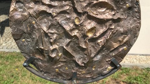 Metallscheibe auf einem Fu&szlig;