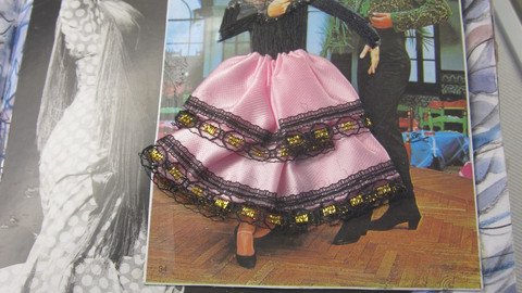 Bild T&auml;nzerin mit aufgeklebtem Rock